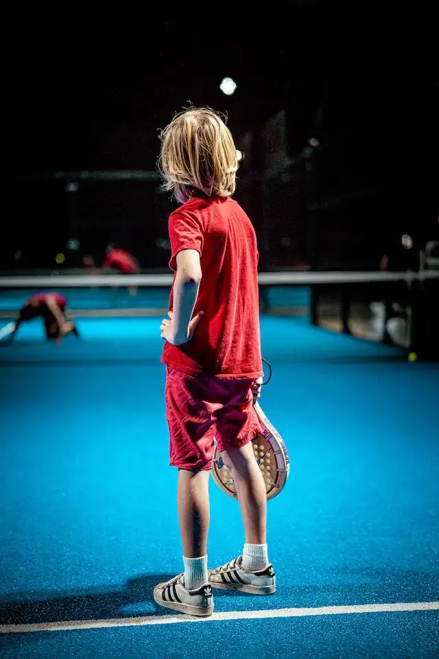 Barn som spelar padel på sommarlägret