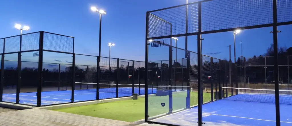 Padelbanor på Blidö i skymningen